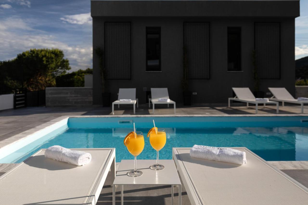 Cove Suites Nea Iraklitsa エクステリア 写真